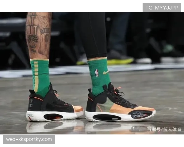 德约这次居然穿着普通球鞋登场？还是我眼花了？