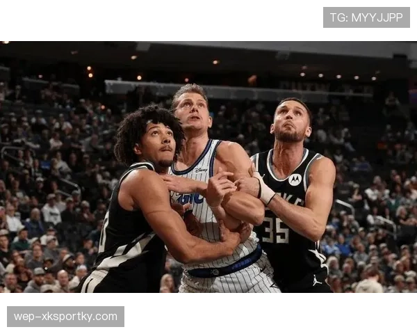 替补波蒂斯用无球掩护为字母哥拉开空间提升效率