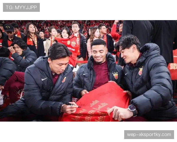 海港比赛场面呈现持续稳定状态,近阶段防守体系与锋线转换保持协调。 海港比赛场面呈现持续稳定状态,近阶段防守体系与锋线转换保持协调。